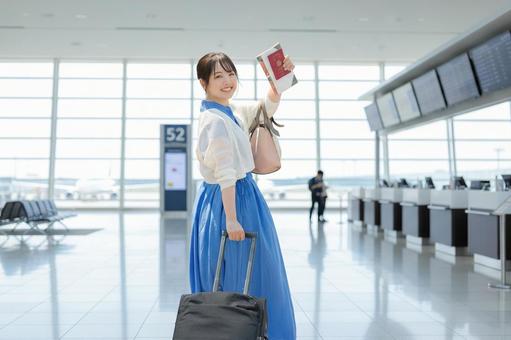 空港と女性 空港と女性の写真