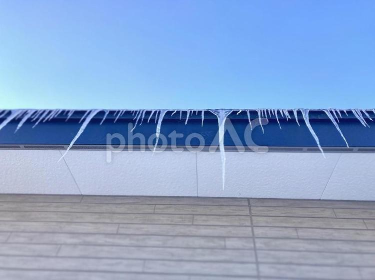 青空と屋根から下がった氷柱 氷柱,綺麗,青空の写真素材