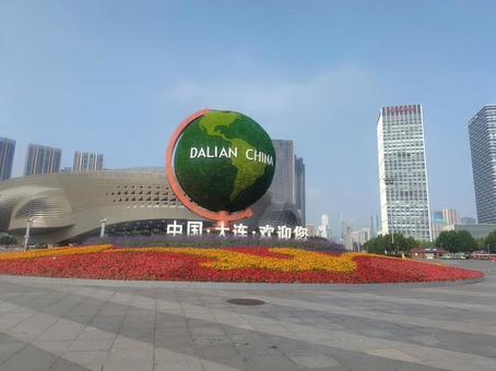 地球儀のモニュメントの写真