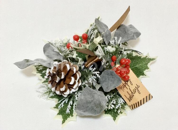 松ぼっくりと赤い実がついたクリスマス飾り　Xmas クリスマス飾り,松ぼっくり,葉っぱの写真素材