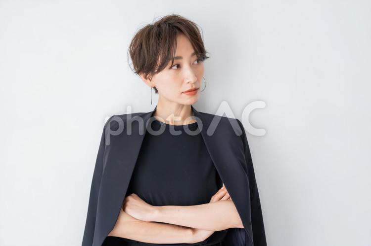 ショートヘアーのスーツを着た女性 女性,スーツ,会社員の写真素材