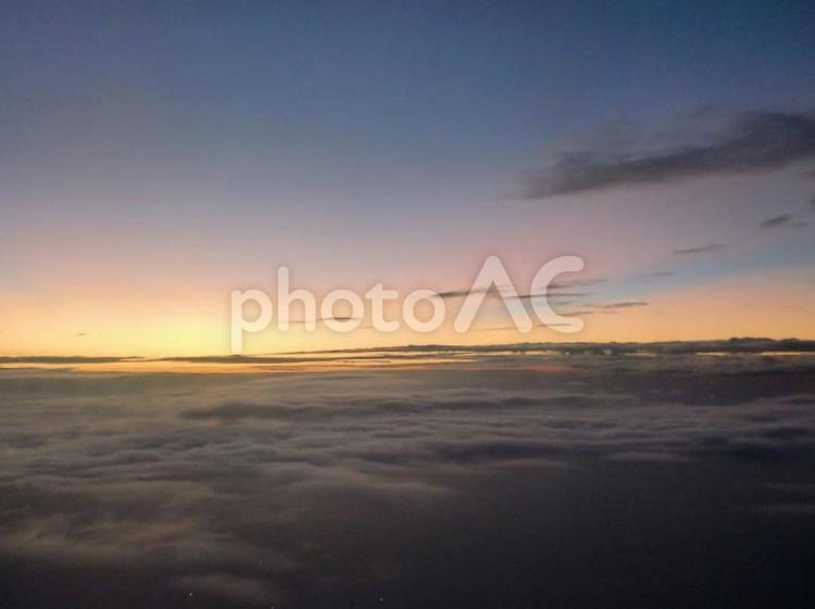 飛行機の窓から見える日の出、朝焼け 日の出,朝焼け,夕焼けの写真素材