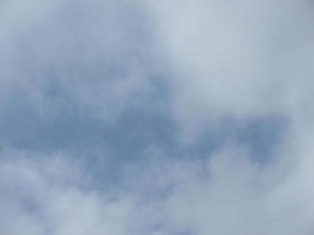 白い雲の間を抜ける青い空 白い雲の間を抜ける青い空の写真