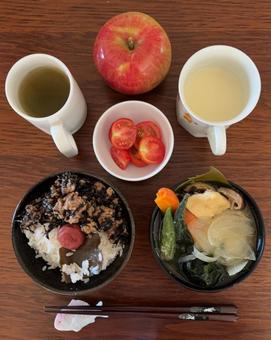 挽肉とひじきのそぼろと梅干しなどの朝食 挽肉とひじきのそぼろと梅干しなどの朝食 朝食,ご飯,あきたこまちご飯の写真素材