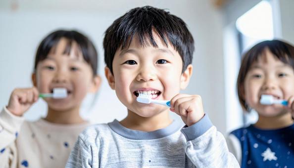 お泊り保育で一緒に歯磨きをする園児たち お泊り保育で一緒に歯磨きをする園児たちの写真