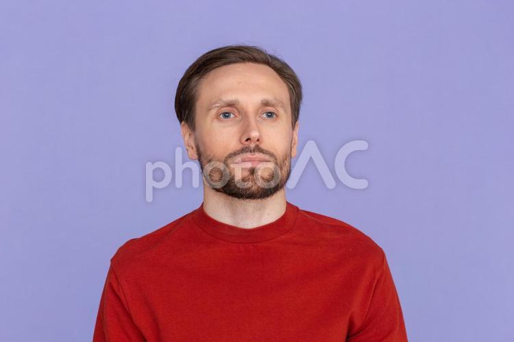 無表情で遠くを見ている男性 男性,無表情,遠くの写真素材