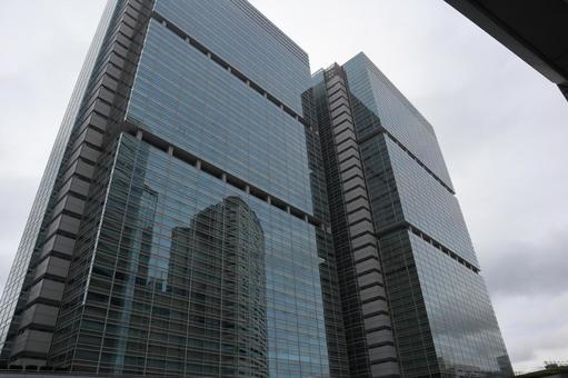 曇り空と高層ビルのあるビル群の街並み 曇り空と高層ビルのあるビル群の街並みの写真