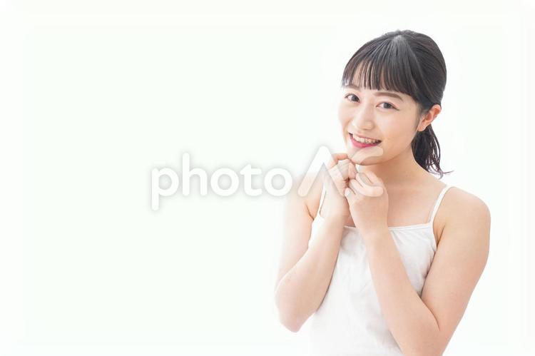 スキンケア・メイクをする若い女性 美容,ビューティー,スキンケアの写真素材