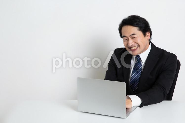 仕事がうまくいって喜んでいる中年のサラリーマン男性（コピースペース） 中年,上司,会社員の写真素材