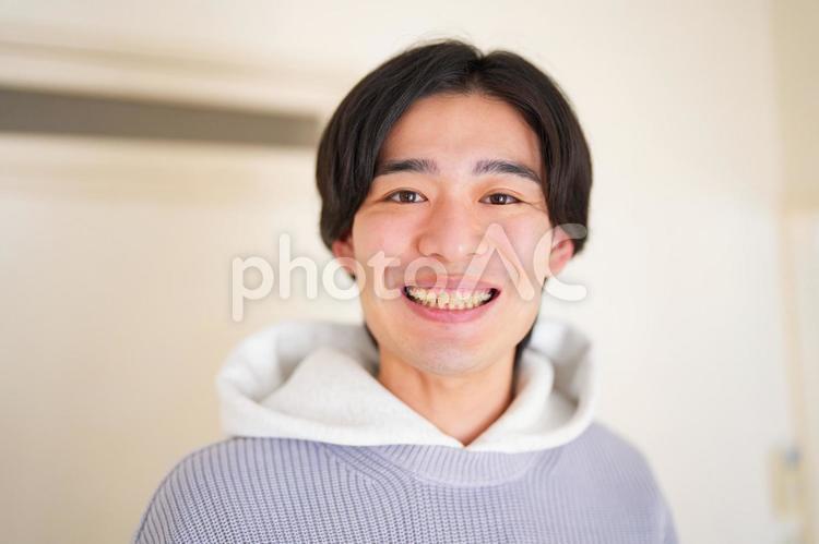 歯を見せて笑う男性 男性,日本人,アジア人の写真素材
