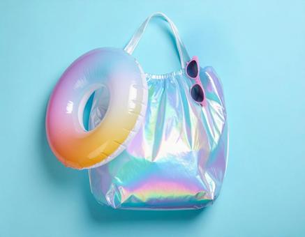 カラフルな浮き輪とビニールバッグの写真