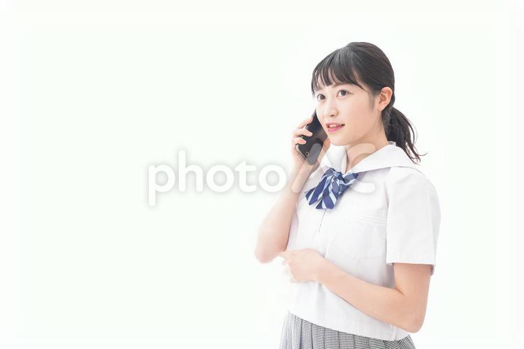 スマホを使う学生 スマホ,スマートフォン,携帯の写真素材