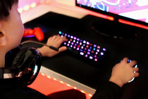 ゲームに熱中する子供 ゲームに熱中する子供 ゲーム,ゲーマー,オンラインゲームの写真素材