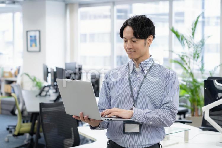 オフィスカジュアルの若い男性エンジニア ビジネス,オフィス,エンジニアの写真素材
