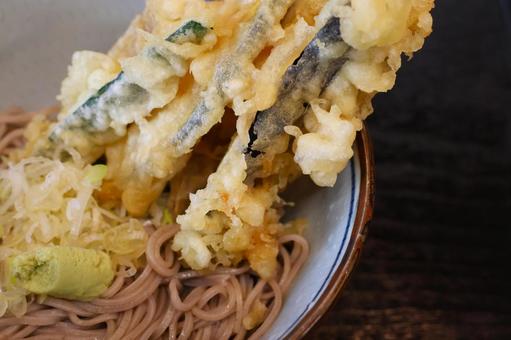飲食店の野菜天ぷらぶっかけそば 飲食店の野菜天ぷらぶっかけそばの写真