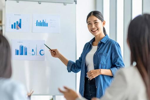 プレゼンテーションをする女性社員_03の写真