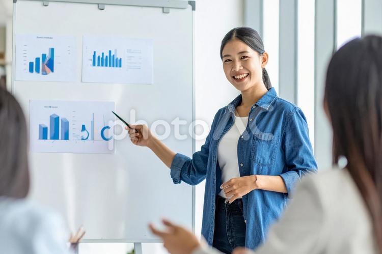 プレゼンテーションをする女性社員_03 プレゼン,女性,ホワイトボードの写真素材