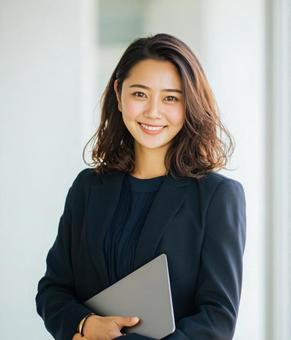 オフィスで微笑む女性 オフィスで微笑む女性の写真
