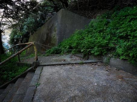ロープで封鎖されたコンクリート製の歩道 ロープで封鎖されたコンクリート製の歩道の写真