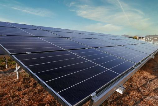 住宅地に設置されたソーラーパネル 住宅地に設置されたソーラーパネル 太陽光発電,パネル,太陽光の写真素材