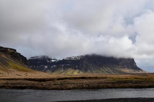 アイスランドの雄大な山と川のある風景﻿ アイスランド,山,山脈の写真素材