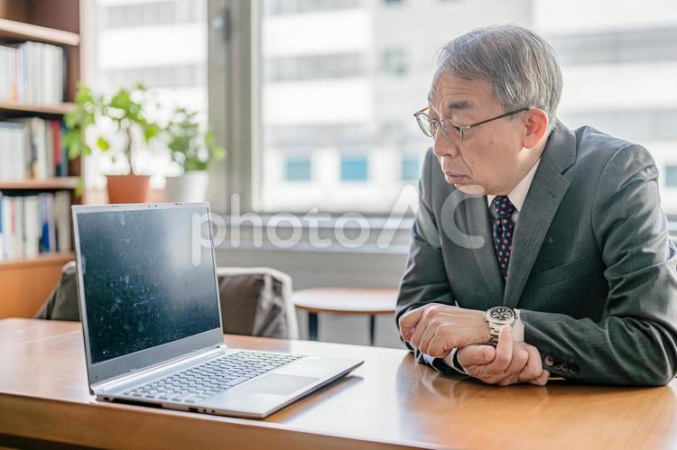 パソコンを見つめるビジネスマン シニア,男性,スーツの写真素材