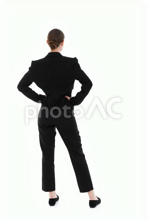 腰に手を当てポーズして立つ女性の後ろ姿 女性,後ろ姿,立つの写真素材