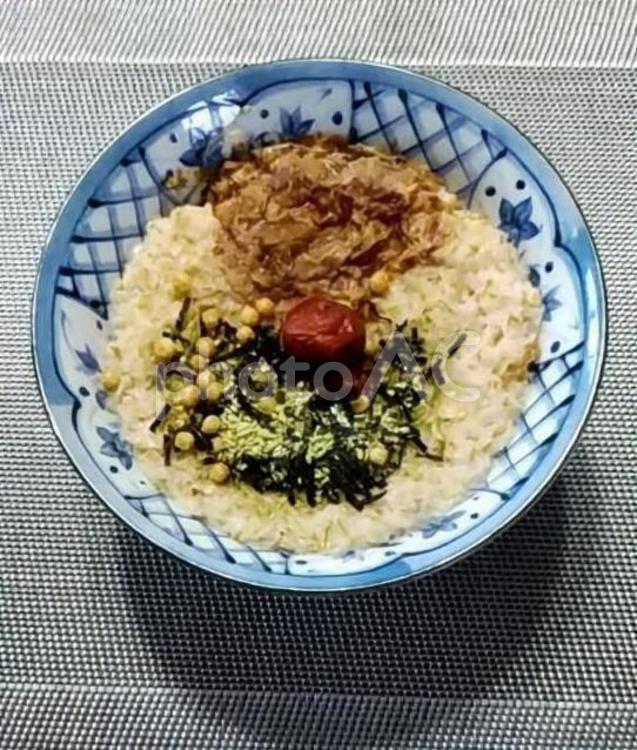 オートミールに鰹節と海苔茶漬けとかつお梅 オートミール,鰹節,海苔茶漬けの写真素材