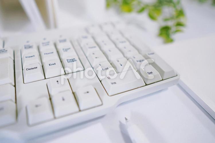 PCキーボード、ペン、ノートのあるデスク デスク,白,キーボードの写真素材