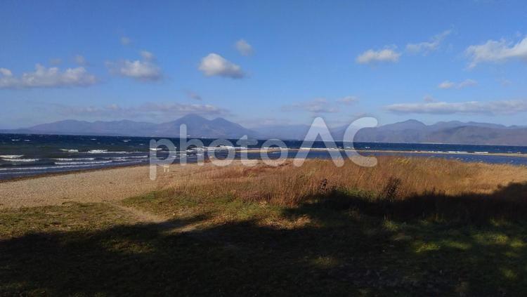 初冬の猪苗代湖 風景,山,空の写真素材