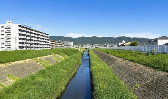京都の伏見区内(桃山南)を流れる山科川 京都の伏見区内(桃山南)を流れる山科川 山科川,伏見区,京都の写真素材