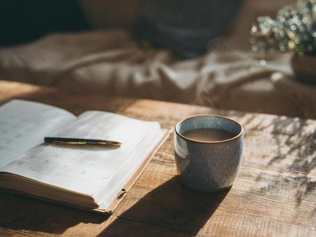 今日の予定をチェックする朝の時間の写真