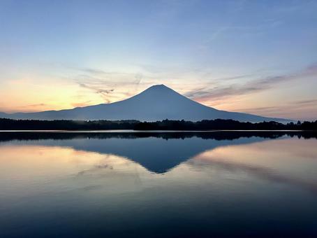 夜明けの富士山 夜明けの富士山の写真