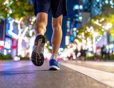 夏の夜のネオン街をランニング 夏の夜のネオン街をランニングの写真