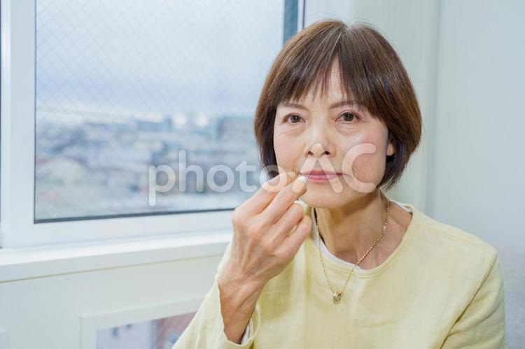 サプリを飲もうとするシニア女性 女性,日本人,薬の写真素材