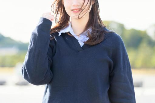 ガッツポーズをする女子高生 ガッツポーズをする女子高生の写真