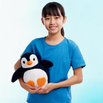 ペンギンのぬいぐるみを持つ少女_3 ペンギンのぬいぐるみを持つ少女_3の写真
