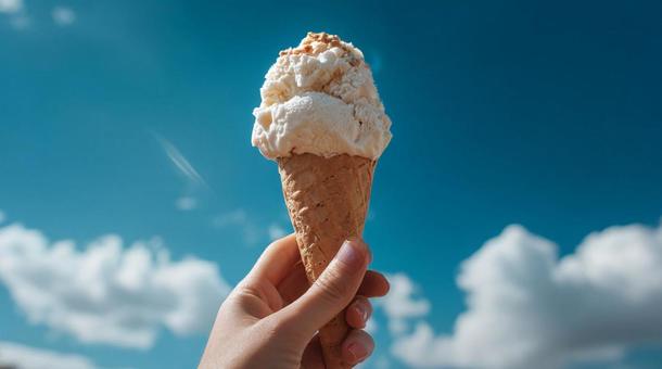 アイスを持った夏空の下 アイスを持った夏空の下の写真