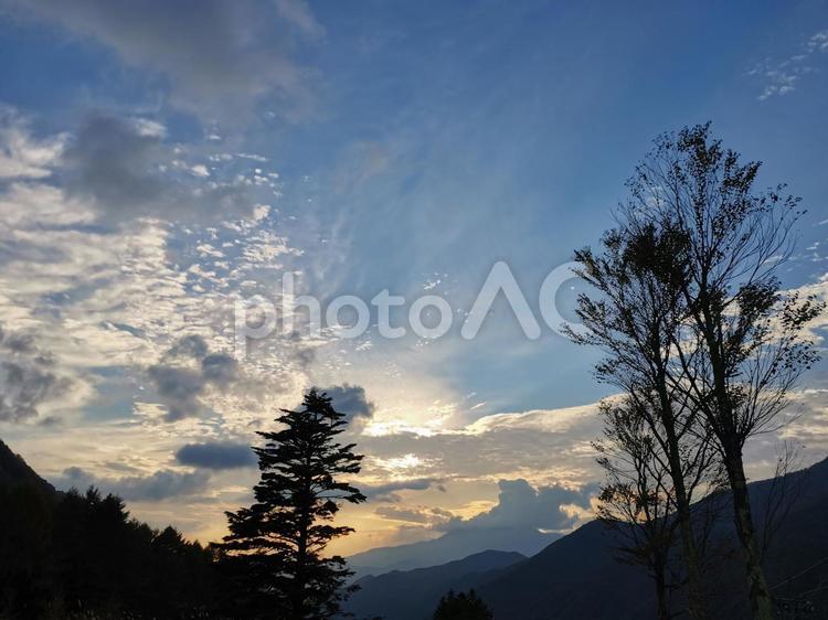 冬の訪れを感じる夕景 風景,秋,シルエットの写真素材
