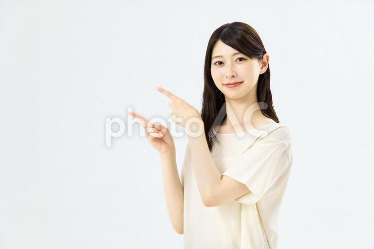 指で差す若い女性　ビジネスウーマン　主婦 おすすめ,女性,人差し指の写真素材