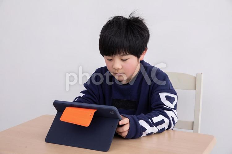 一生懸命学習する小学生　study 宿題,勉強,休校の写真素材