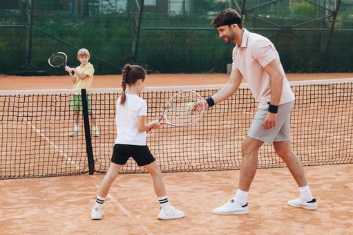 ネット前でテニスを学ぶ子供たちとコーチ 子供,テニス,指導の写真素材