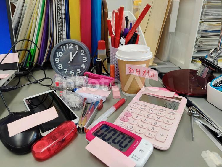 会社　残業　私の机　片付けできない　 ビジネス,会社,事務の写真素材