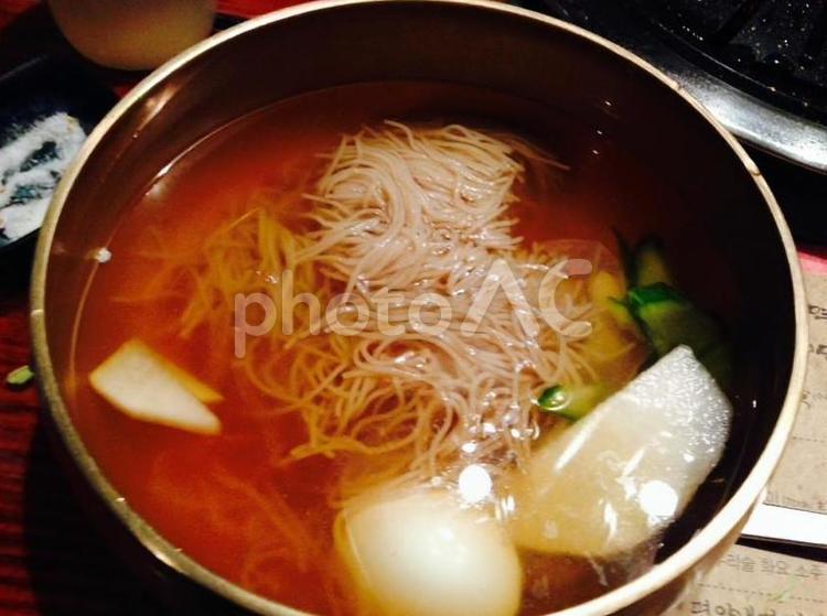 韓国本場の人気料理である冷麺 食欲,食べやすい,たんぱく質の写真素材
