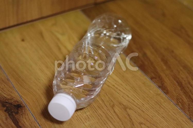 水　ペットボトル　横向き　斜め 水,ペットボトル,飲料の写真素材