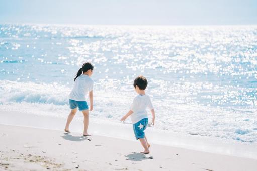 海水浴場で遊ぶ子ども 夏,海,真夏の写真素材