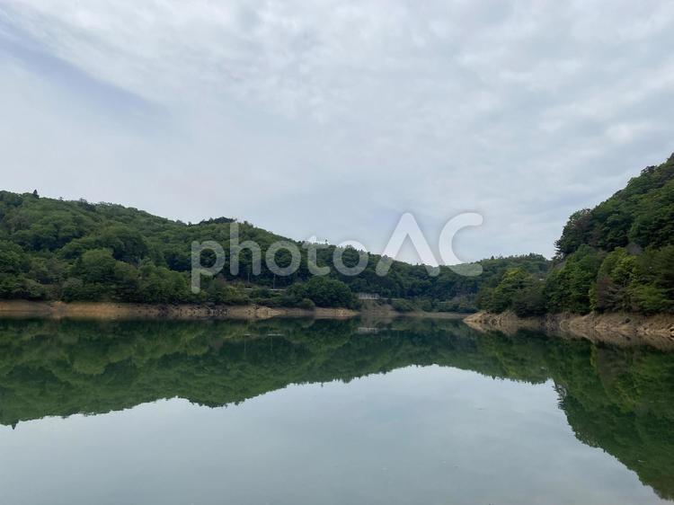 初夏の安室ダム_02 山,山並み,ダムの写真素材