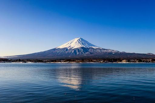 冬の河口湖に映る逆さ富士 冬の河口湖に映る逆さ富士 富士山,冬,逆さ富士の写真素材