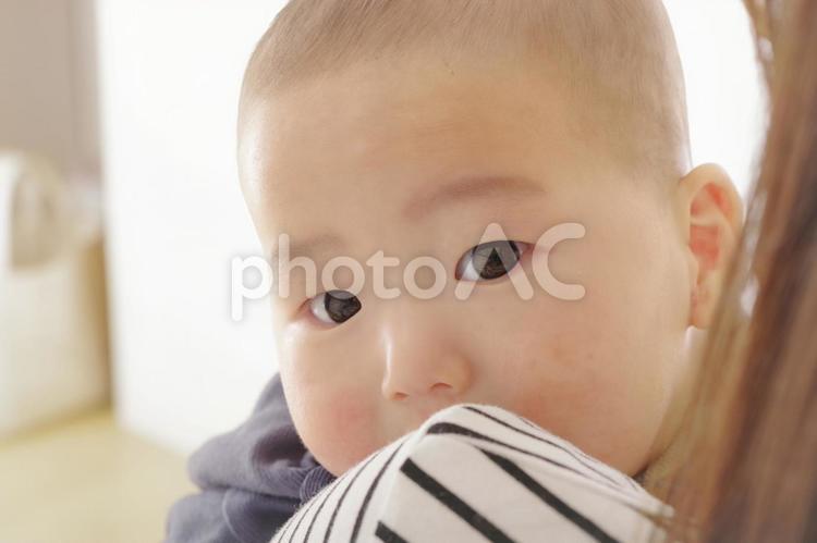 母親に抱っこされている赤ちゃん 赤ちゃん,乳児,乳幼児の写真素材