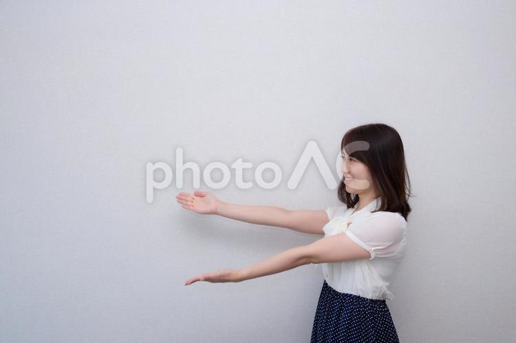 両手で案内・紹介している女性 女性,ol,手の写真素材